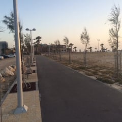 Route à traverser pour aller à la plage