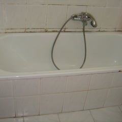 Salle de bain avec baignoire