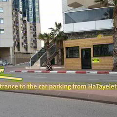 accès de l'immeuble par le Parking