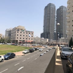 Centre d'achat en bas de l'immeuble