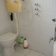 Salle de bain avec douche