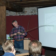 Michael Lehmann zeigt den richtigen Schnitt am Demo-Ast 