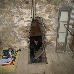 Nur ein schmaler Mauerdurchbruch führt in das Turmverlies