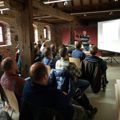 Robert Scheibel erläutert die Obstsortenkartierung im Naturschutzgebiet Magertriften