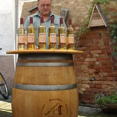 Ulli Schwabe, Wirt der Roten Pumpe, begrüßt die Gäste