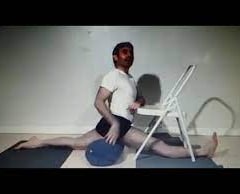 Franz zeigte den Girls stolz wie er mit dem Klappstuhl in den Spagat kommt. Wir haben ihm dann wieder auf geholfen.