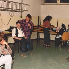 Beim Schminken. Tschäggi tat wieder eine Sautümmi wegen dem Wangenrouge