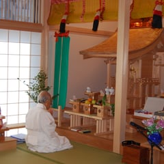 神殿三社前で先達を務める宮澤代表