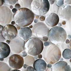 Gefäße mit Muscheln