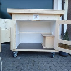 Innen mit Nester und Sitzstange