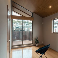 カシの木とお地蔵さんの家