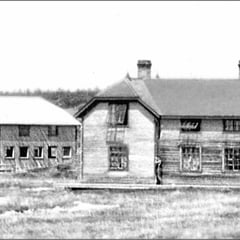 Baie Ste-Claire à l'abandon, 1930. On aperçoit à droite, la maison du douanier, et en arrière-plan, sur la gauche, la menuiserie.