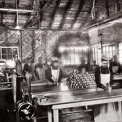 Mise en boite et sertissage homarderie (voyage de la Bacchante) 1901