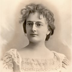 Jeanne Amélie Mangeot, femme du gouverneur Lucien  Comettant, Elle était la fille de Alfred Mangeot, fabricant de piano à Nancy. Elle s'est mariée à Nancy (Meurthe et Moselle) le 7 décembre 1878