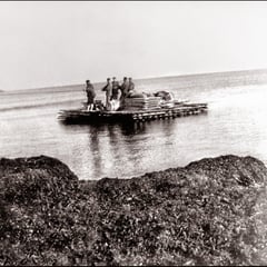 Hommes sur un radeau