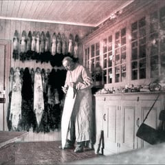 Le Dr Joseph Schmitt dans le laboratoire de l'hôpital de Baie Ste-Claire. Médecin, chirurgien, pharmacien et vétérinaire sur Anticosti de 1896 à mai 1908. Il demeura ensuite à Québec avec son épouse Marie-Adéline Champin.