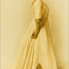 Georgette Comettant, violoniste, élève de St-Saëns à Paris (1888-1967), fille de Lucien Comettant. Elle est la grand-mère de l'auteur du site comettant.com. Georgette et sa soeur Renée se sont installés à Québec. 