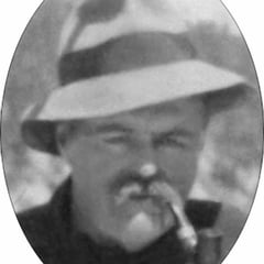 L'honorable Édouard Burroughs Garneau (1859-1911) au pool Grey de la rivière Jupiter en 1909. Il était accompagné de son guide Bernard Lejeune. Nommé conseiller législatif de la division de La Durantaye en 1904. 