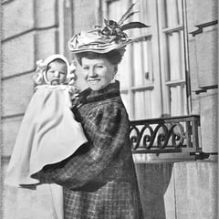 Simone Lavigne (1879-1930) épouse de Fernand Le Bailly et bébé Suzanne (1906-1946) elle a séjourné avec son mari sur l'île Anticosti. Photo prise à Paris en 1906.