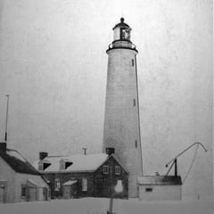 Phare de la pointe ouest, On voit la brimbale et la poudrière. La brimbale est composée d'un mécanisme à bascule et d'une batterie électrique provoquant la détonation de cartouches de dynamite. On voit aussi un canon à brume en haut du phare.