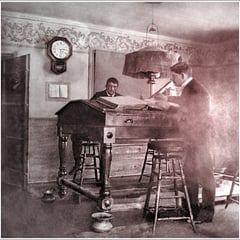 Bureau de l'administration à baie Ste-Claire, On voit Fernand LeBailly en arrière-plan.