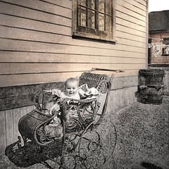 Jean-Louis Servestre. Ses parents étaient Eugène et Félixine Rouleau., mariés en 1899, arrivés sur l'ile en 1896. Il est né le 8 oct 1901 à Baie-Ste-Claire. Lucien Comettant et Jeanne Mangeot était parain et maraine.