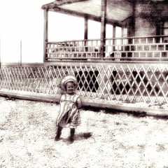 Jeanne Comettant (1899-1982), fille de L.O. Comettant devant la maison du gouverneur à baie Ste-Claire