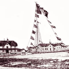 Baie Ste-Claire, sur la place centrale, les drapeaux et le canon