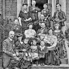 1er rangée: Lucien Comettant, Thérèse, (3 enfants ?), Renée. 2e rangée: Jeanne Mangeot, Marcelle, Henri Paquet, (femme?) 3e rangée: Georgette,  (4 adultes ?)