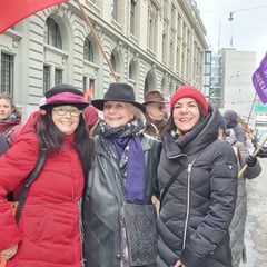 Annemarie Heiniger und Josiane Greub (Vorstand SVF-ADF) sowie Erika Paneth Präsidentin frnw