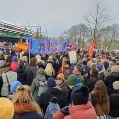 Demo setzt sich in Bewegung