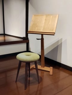 譜面台／ドーナツスツール　（般若芳行）木の椅子展