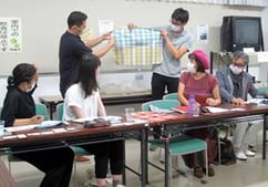 格子柄見本を提示して特性を説明