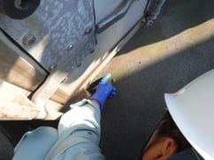 コンテナの下を入念に調査