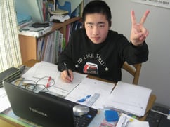 パソコンで授業を映しだし、一緒に勉強するだけでやる気が沸いてくる。AD生ではない双子の姉（下右）もなんと、自動的に同じ効果が出てしまった。