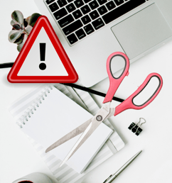 Achtung-Schild vor PC und Schere