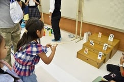 割り箸鉄砲で遊ぶ