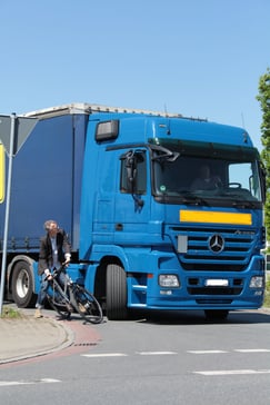 Fahrrad unter LKW / @ ADFC Jens Lehmkühler