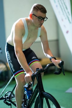 Maximilian Jäger auf dem Trainingsrad mit dem für ihn individuell entwickelten Lenker, der ihm eine optimale Körperhaltung ermöglicht, Foto: COLab/ Kenneth Marter