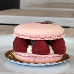 Macaron framboise réalisé par Ma Boulangerie Café