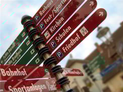 Firmenwegweiser, Strassenschilder