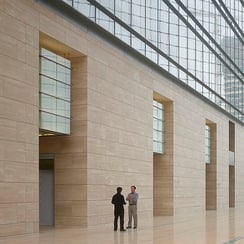 Travertino fasadai atrodo jaukiai ir yra patvarūs