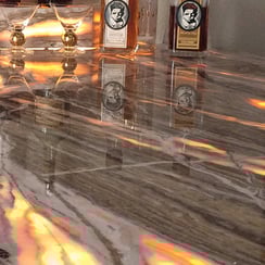 Restorano baras iš peršviečiamo prabangaus onikso akmens
