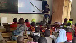 Kilimanjaro Tours - Reisen in Tansania - Thomas Zwahlen beim Unterrichten