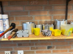 Verschiedene Formen und Moulds wie Blumentöpfe oder Lineale