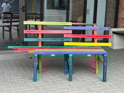 Eine Parkbank gebaut aus 25000 Plastik Deckeln