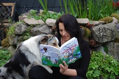 Silke Löffler mit Australian Shepherd Hündin beim Vorlesen