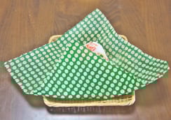 水で洗って何度でも使えるみつろうラップで包みました