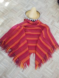Mexikanerponcho mit Kragen und Sombrero, Fr.16.-