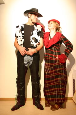 Leder-Caps Fr.22.-,   Country- Damenkleid Fr.29.-